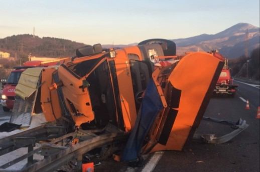 2017 12 26 uzasan prizor na autocesti jedan poginuli u prevrt