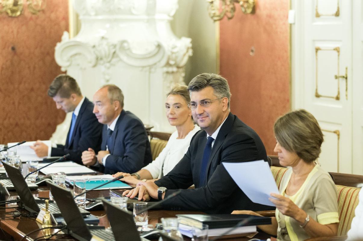 2017 9 1 vlada ponistila odluku o smanjenju najvecih mirovi