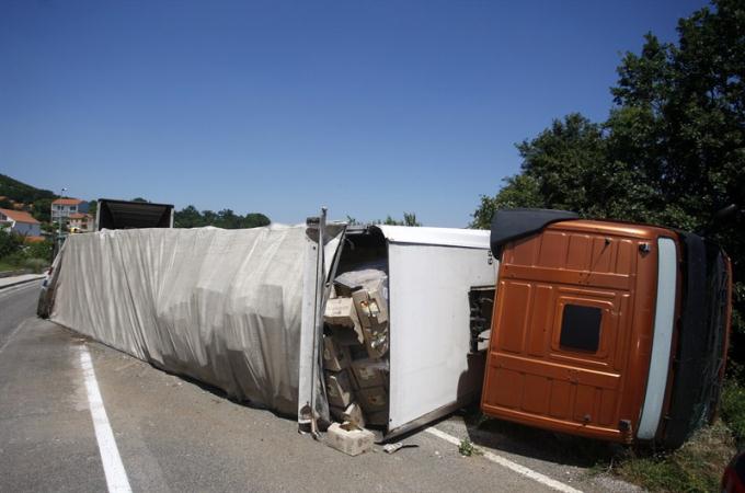 7784.prevrnuti kamion